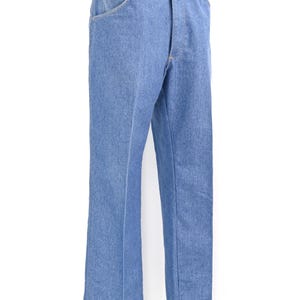 K&ouml;nnte beinhalten: Hellblaue Jeanshose mit klassischem F&uuml;nf-Taschen-Design. Die Hose hat einen geraden Beinverlauf und wird auf einer Schaufensterpuppe pr&auml;sentiert. Der Denim scheint mittelschwer zu sein, geeignet f&uuml;r verschiedene Jahreszeiten.