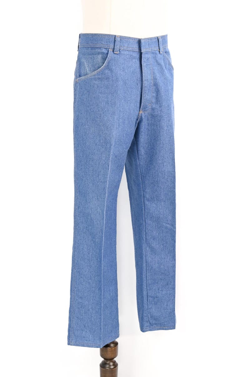 K&ouml;nnte beinhalten: Hellblaue Jeanshose mit klassischem F&uuml;nf-Taschen-Design. Die Hose hat einen geraden Beinverlauf und wird auf einer Schaufensterpuppe pr&auml;sentiert. Der Denim scheint mittelschwer zu sein, geeignet f&uuml;r verschiedene Jahreszeiten.