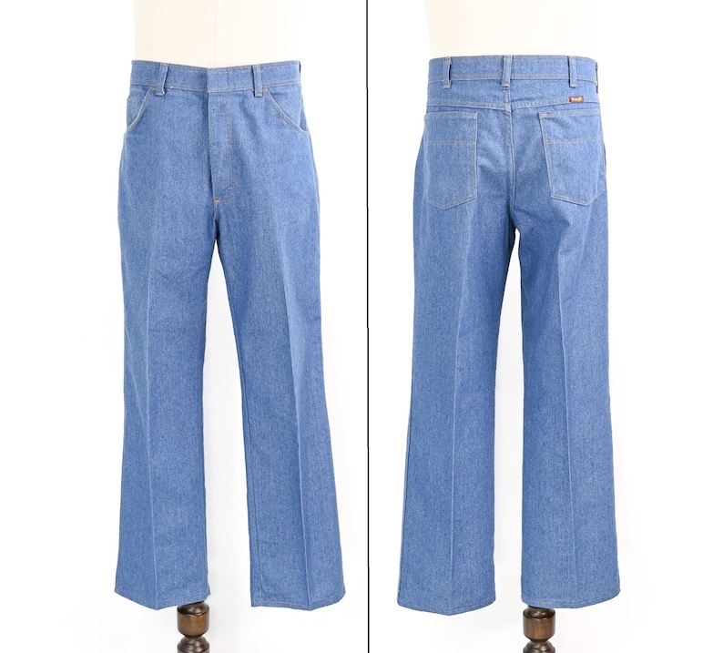 K&ouml;nnte beinhalten: Hellblaue Jeans mit klassischem F&uuml;nf-Taschen-Design. Die Jeans haben einen geraden Beinverlauf und einen Knopf- und Rei&szlig;verschluss. Die Vorder- und R&uuml;ckseite der Jeans werden gezeigt, wobei die Details der Taschen und N&auml;hte hervorgehoben werden.