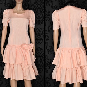 Robe à volants superposés taille basse en taffetas moiré rose pêche vintage des années 80
