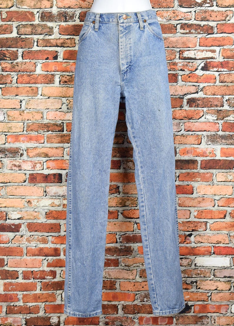 Peut inclure: Un jean en denim bleu clair &agrave; jambe droite. Le jean a une braguette &agrave; boutons et cinq poches.