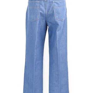 K&ouml;nnte beinhalten: Hellblaue Jeans mit weitem Bein. Die Jeans hat zwei Ges&auml;&szlig;taschen und ein kleines braunes Etikett auf der R&uuml;ckseite. Die Jeans wird auf einer Schaufensterpuppe pr&auml;sentiert.