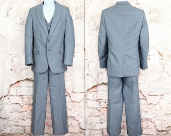 RARE Vintage 70s/80s Men&#39;s Bluish-Grey & White Pinstripe RICHARD ERIC Polyester 3pc. Suit
