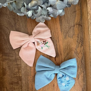 Embroidered linen hair bow – Handmade hair clip for girls and women – Unique piece – Vintage look – Hair accessory gift idea