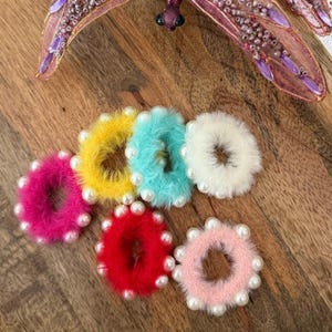 Fluffy hair ties with pearls – set of 2 – for toddlers & babies – cuddly soft – elastic – gift idea for girls