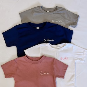 Besticktes Baby Namensshirt | Personalisiertes Kleinkind Shirt | Handgesticktes Namensshirt | Kinder Namensshirt | Kind Geburtstagsshirt Geschenk