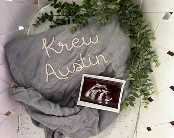 Personalisierte handgestickte Baby-Kuscheldecke | Monogramm Musselin Neugeborene Babydecke | Neugeborenen Baby Geschenk| Baby Name Ankündigung Bild