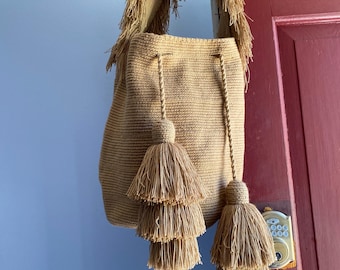 Bolso Mochila Wayuu Artesanal - Edición de Lujo con Flecos y Lentejuelas Doradas - Hecho a Mano en Colombia