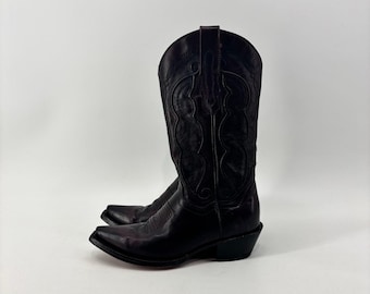 Botas vaqueras Vaccari color burdeos ciruela, talla 6.5, de piel con costuras clásicas.