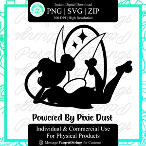 Op de afbeelding: Zwarte silhouet van een fee met vleugels en een toverstaf, zittend op een halve maan met sterren. De tekst "Powered By Pixie Dust" staat onder de afbeelding. De tekst "Individual & Commercial Use For Physical Products" staat onder de tekst "Powered By Pixie Dust". De tekst "Message PasqettiStrings for Customs" staat onder de tekst "Individual & Commercial Use For Physical Products".