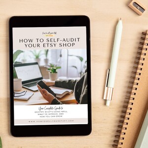 Op de afbeelding: Een tabletscherm met een gids met de titel "Hoe je je Etsy-winkel zelf kunt controleren". De gids bevat een checklist om Etsy-verkopers te helpen hun winkel te verbeteren en hun bedrijf te laten groeien.