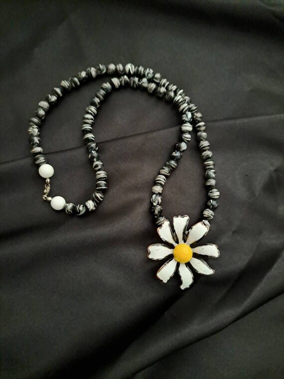 Vintage metal daisy brooch/black and white beads - image 3