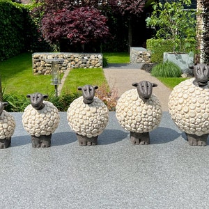 Estatuas de ovejas de cerámica.