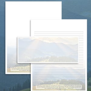 Peut inclure: Ensemble de papeterie blanche avec un motif de paysage de montagne. L'ensemble comprend du papier ligné et non ligné, ainsi qu'une petite carte. Le texte sur la papeterie se lit comme suit : "En ces jours-là, le Dieu du ciel établira un royaume qui ne sera jamais détruit."
