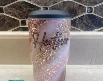 Enfriador de latas o vaso con purpurina epoxi en oro rosa y estampado de leopardo
