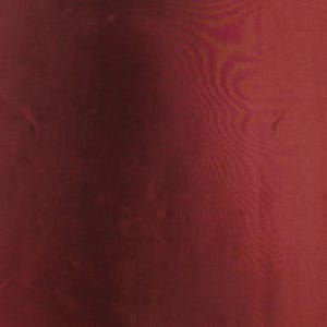 Könnte beinhalten: Nahaufnahme eines tiefroten Stoffes mit subtilen, fließenden Mustern. Das Material hat einen leichten Glanz, der auf eine luxuriöse Textur hindeutet. Die Farbe ist ein satter, warmer Ton mit Licht- und Schattenvariationen.