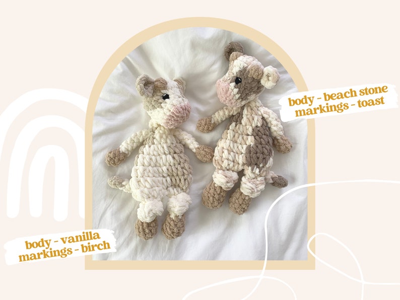 Pode incluir: Dois peluches de vaca de croch&ecirc;, um com corpo de baunilha e marcas de b&eacute;tula, e o outro com corpo de pedra de praia e marcas de torradas.
