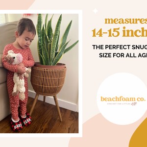 Pode incluir: Um brinquedo de pel&uacute;cia de croch&ecirc; em forma de vaca, com pelo rosa e branco, mede 35-38 cm. O brinquedo est&aacute; sendo segurado por uma crian&ccedil;a que est&aacute; vestindo um pijama vermelho com bolinhas brancas e pantufas vermelhas e pretas que dizem "Baby Bear". O texto "measures 14-15 inches" e "THE PERFECT SNUGGLY SIZE FOR ALL AGES" &eacute; exibido em texto amarelo em um fundo rosa claro. O texto "beachfoam co. CROCHET FOR LITTLE" &eacute; exibido em texto amarelo em um c&iacute;rculo branco com um fundo rosa e amarelo.