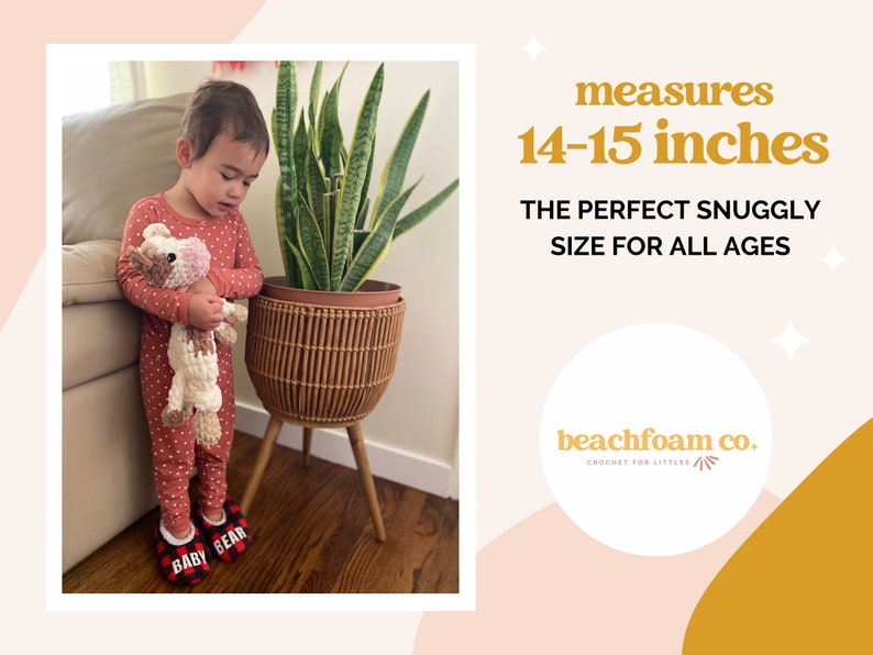 Pode incluir: Um brinquedo de pel&uacute;cia de croch&ecirc; em forma de vaca, com pelo rosa e branco, mede 35-38 cm. O brinquedo est&aacute; sendo segurado por uma crian&ccedil;a que est&aacute; vestindo um pijama vermelho com bolinhas brancas e pantufas vermelhas e pretas que dizem "Baby Bear". O texto "measures 14-15 inches" e "THE PERFECT SNUGGLY SIZE FOR ALL AGES" &eacute; exibido em texto amarelo em um fundo rosa claro. O texto "beachfoam co. CROCHET FOR LITTLE" &eacute; exibido em texto amarelo em um c&iacute;rculo branco com um fundo rosa e amarelo.