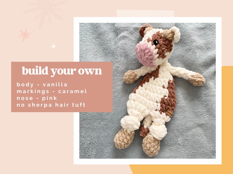 Pode incluir: Um brinquedo de pel&uacute;cia de vaca de croch&ecirc; com um corpo de baunilha, marcas de caramelo e um nariz rosa. O brinquedo est&aacute; deitado em uma superf&iacute;cie cinza e felpuda. O texto "build your own" est&aacute; escrito em negrito acima do brinquedo, seguido de uma lista de detalhes: "body - vanilla", "markings - caramel", "nose - pink", "no sherpa hair tuft".