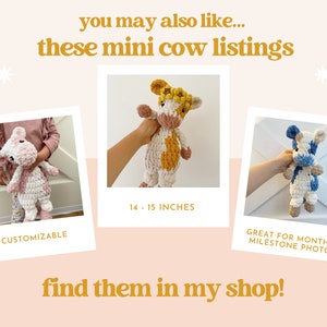 Pode incluir: Tr&ecirc;s peluches de vaca de croch&ecirc; em rosa e branco, amarelo e branco e azul e branco. Os peluches medem aproximadamente 35-38 cm de altura. A legenda diz "voc&ecirc; tamb&eacute;m pode gostar... dessas mini listas de vacas" e "encontre-as na minha loja!"