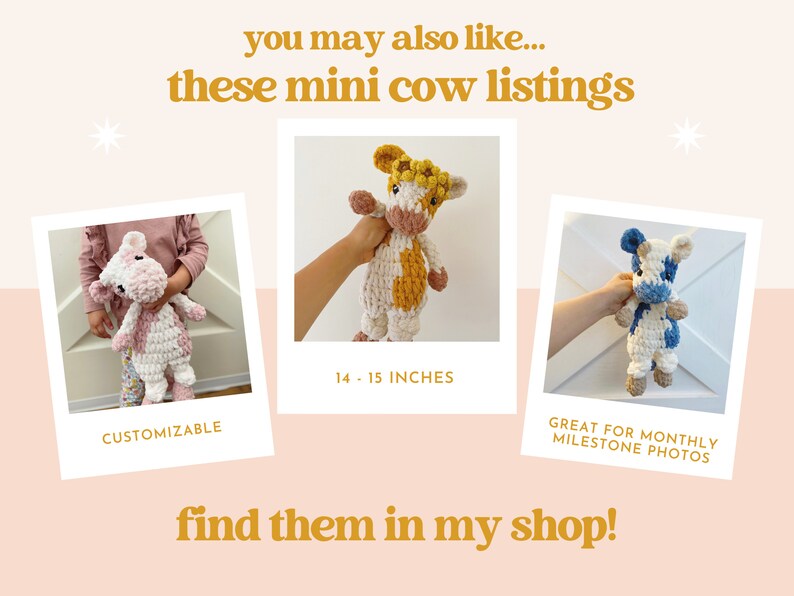 Pode incluir: Tr&ecirc;s peluches de vaca de croch&ecirc; em rosa e branco, amarelo e branco e azul e branco. Os peluches medem aproximadamente 35-38 cm de altura. A legenda diz "voc&ecirc; tamb&eacute;m pode gostar... dessas mini listas de vacas" e "encontre-as na minha loja!"