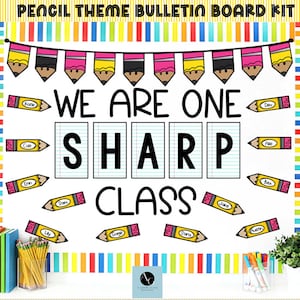 Könnte beinhalten: Ein Bulletin Board-Set mit Bleistifthintergrund. Das Board hat einen bunten, gestreiften Rand und ein Banner mit Bleistiften. Der Text "We are one sharp class" ist auf dem Board zu sehen. Es gibt mehrere Bleistift-Ausschnitte mit Namen darauf.