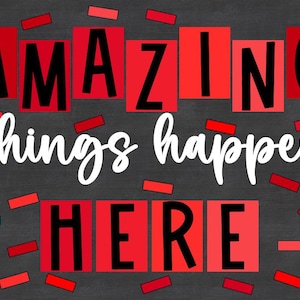 以下が含まれることがあります： 黒い文字が赤い背景に「AMAZING things happen HERE」と綴られており、黒い背景に赤い紙吹雪が散らばっています。