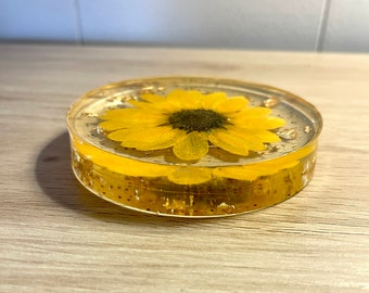 Vintage 70s Resin pressed Flower w/ Gold speckle Coaster Paperweight Retro Flower Power decor