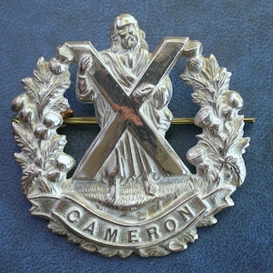 Original Queen&#39;s eigener Cameron Highlanders White Metal Cap Badge