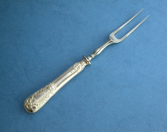 Ungewöhnliche Vintage Weißmetall Olivengabel mit geprägtem Krönungsdesign von 1911 in ausgezeichnetem Zustand