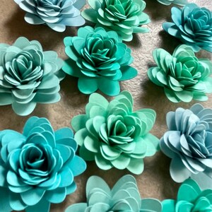 Paquete de 15 flores de papel enrolladas Starburst verde menta de 1 pulgada