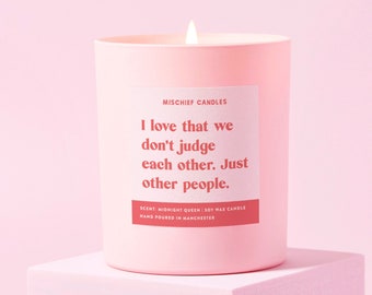 Vela aromática de cera de soja con diseño divertido de regalo para amigos: "Nos encanta no juzgarnos".