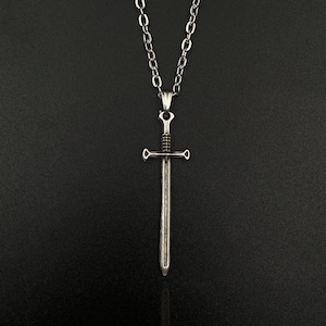 Collar gótico de plata con espada / Collar para novio / Regalo para él / Joyería de espada larga / Collar moderno / Joyería vanguardista / Regalos de espada