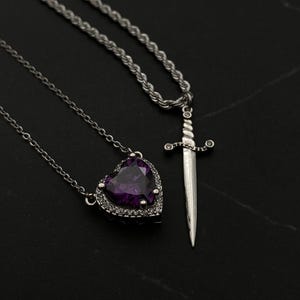 Conjunto de collar de pareja de espadas y corazones: joyería gótica con piedras preciosas moradas