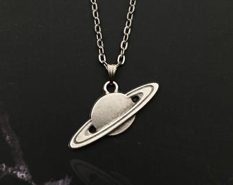 Saturn Planet Silber überzogener Anhänger Schmuck, himmlisches Raumgeschenk für sie, kosmische Universum-Halskette