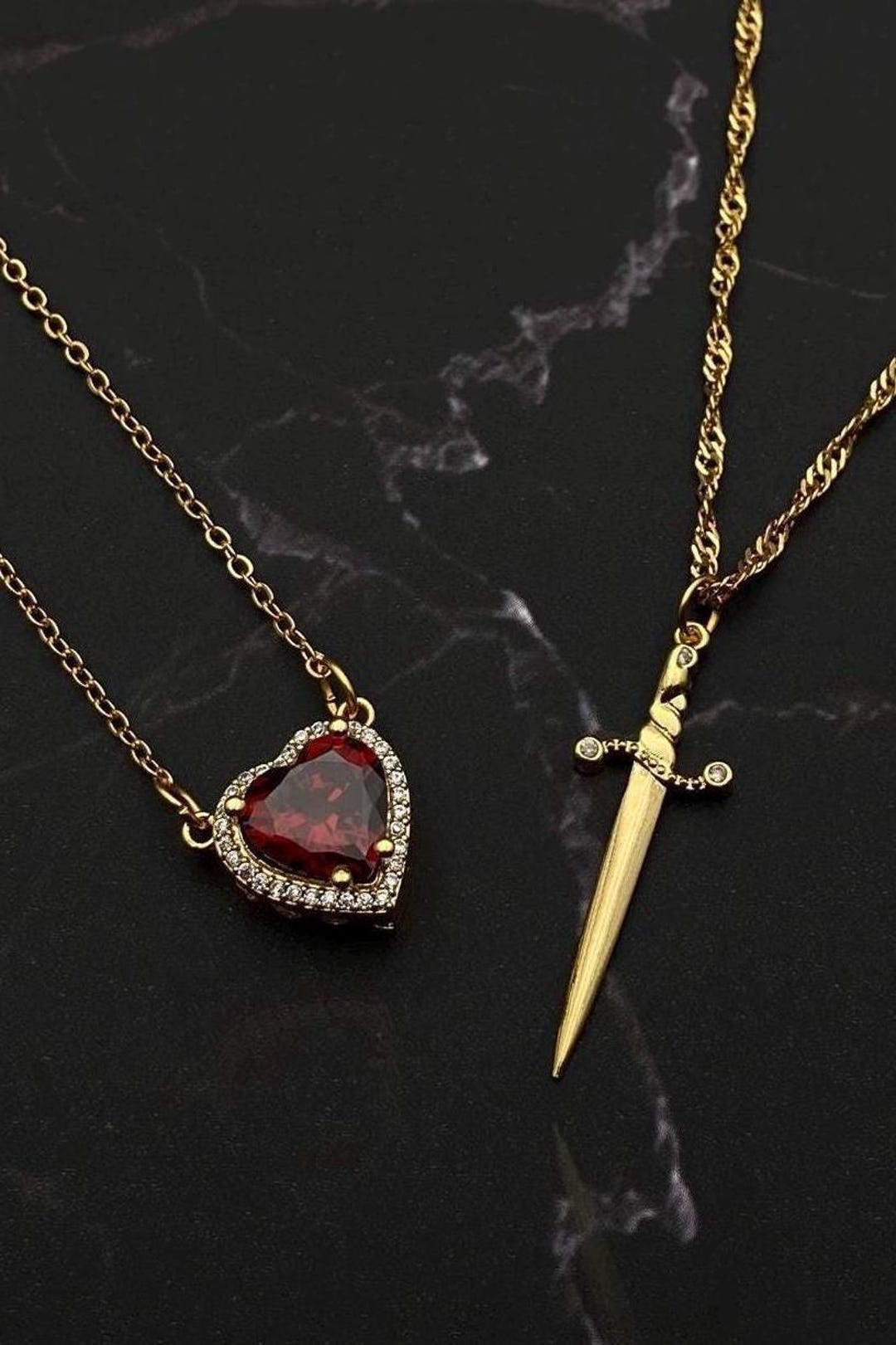 Collana Donna Con Pendente Cuore Rosso E Spada In Cristallo - Gioiello In Argento Per Occasioni Speciali