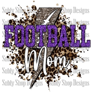 Puede incluir: Texto "FOOTBALL MOM" en purpurina morada con un rayo de purpurina marrón y un fondo de estampado de leopardo.