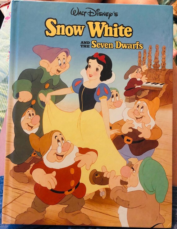  White and the Seven Dwarfs アートブック Amazon.com: Walt Disney's Snow White and the Seven Dwarfs: An Art