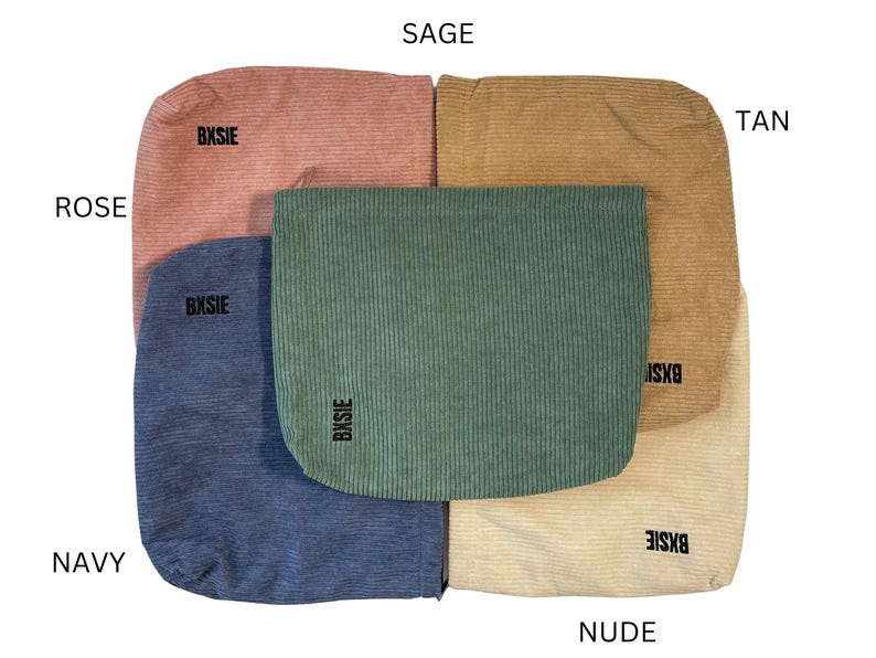 Pode incluir: Uma cole&ccedil;&atilde;o de pe&ccedil;as de tecido de veludo cotel&ecirc; nas cores rosa, s&aacute;lvia, bege, nude e azul marinho. Cada pe&ccedil;a tem formato retangular com cantos arredondados e a palavra "BXBSIE" impressa. Os tecidos est&atilde;o dispostos sobre um fundo branco.