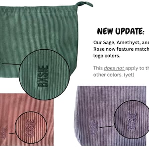 Pode incluir: Uma bolsa de veludo cotel&ecirc; verde s&aacute;lvia com fecho de cord&atilde;o, com o nome da marca "BXSIE" bordado. A imagem tamb&eacute;m mostra close-ups de tecido de veludo cotel&ecirc; rosa e roxo com o mesmo logotipo.