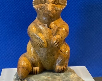 Sculpture inuite vintage en pierre à savon représentant un raton laveur