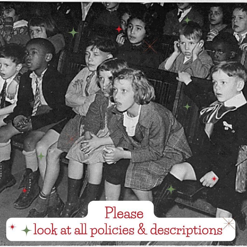 Puede incluir: Fotograf&iacute;a en blanco y negro de un grupo de ni&ntilde;os sentados en un banco de madera, probablemente en un auditorio. Los ni&ntilde;os visten ropa formal, algunos con chaquetas y corbatas. El texto en la parte inferior dice "Please look at all policies & descriptions."