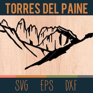 Könnte beinhalten: Schwarz-weiße Silhouette der Torres del Paine Bergkette in Chile. Die Berge sind zerklüftet und dramatisch, mit einem spitzen Gipfel in der Mitte. Die Silhouette ist vor einem hellen Holzhintergrund platziert.