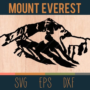 Puede incluir: Silueta en blanco y negro del Monte Everest, una cordillera con picos irregulares. La imagen está sobre un fondo de madera con el texto "MOUNT EVEREST" en la parte superior y "SVG EPS DXF" en la parte inferior.