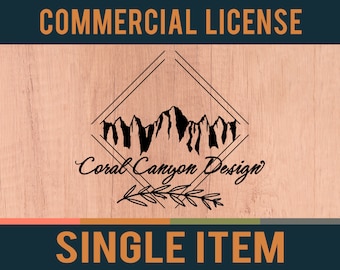 Op de afbeelding: Een zwart-wit grafisch ontwerp van een bergketen in een ruitvorm met de tekst "Coral Canyon Design" eronder. Het ontwerp is op een houtnerf achtergrond met de tekst "COMMERCIAL LICENSE" bovenaan en "SINGLE ITEM" onderaan.