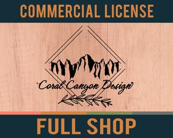 Op de afbeelding: Een houtnerf achtergrond met de tekst "COMMERCIAL LICENSE" in oranje bovenaan. Een zwarte bergketen grafiek bevindt zich in een zwarte ruit met de tekst "Coral Canyon Design" in cursief. De tekst "FULL SHOP" is in oranje onderaan de afbeelding.