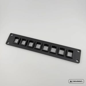 K&ouml;nnte beinhalten: Schwarze Kunststoffplatte mit acht rechteckigen Ausschnitten zum Montieren von elektrischen Komponenten.