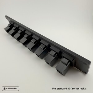 K&ouml;nnte beinhalten: Schwarzes Metall-Server-Rack-Montagepanel mit acht leeren Steckpl&auml;tzen f&uuml;r die Kabelverwaltung. Passt in Standard-Server-Racks mit 25,4 cm.