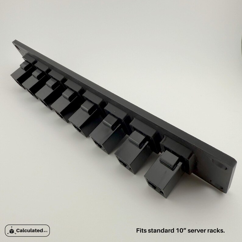 K&ouml;nnte beinhalten: Schwarzes Metall-Server-Rack-Montagepanel mit acht leeren Steckpl&auml;tzen f&uuml;r die Kabelverwaltung. Passt in Standard-Server-Racks mit 25,4 cm.